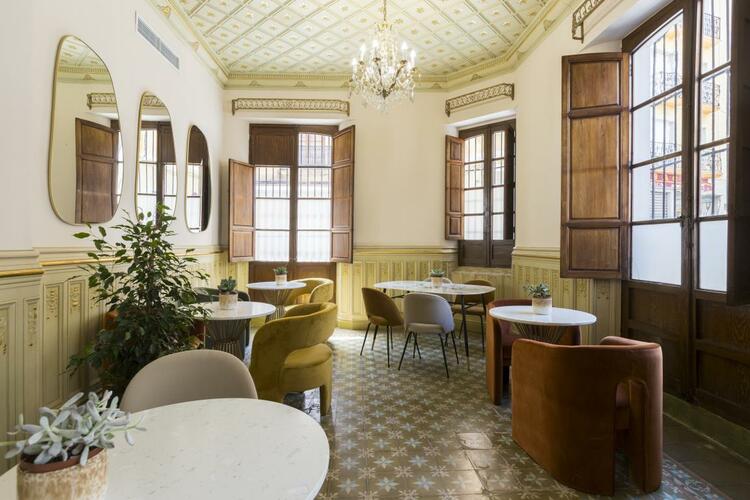 Sala de estilo clásico con techo ornamentado y alfombra geométrica en La Marsellesa
